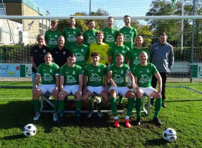 Teamfoto hoogtepunt van moeizame voetbalmiddag HJSC 2