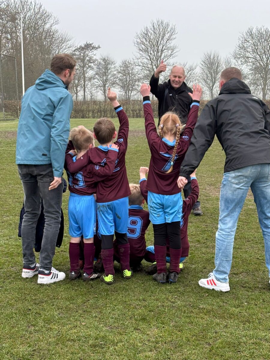 Toeters, vlaggetjes, limonade, goals en spekjes. Memorabel thuisdebuut voor JO7-3